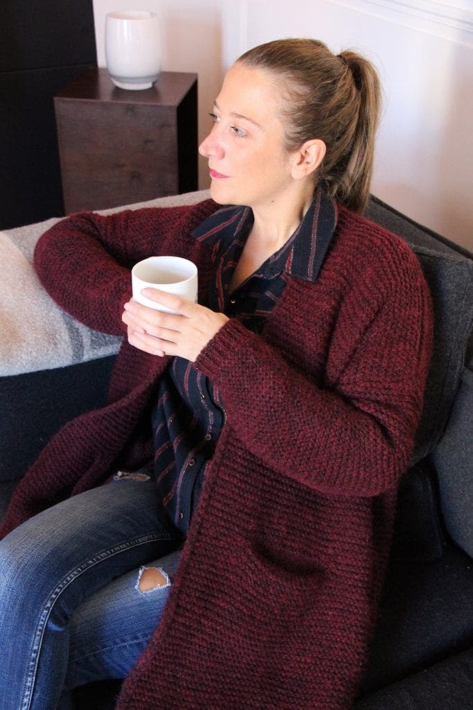 Photo mode look casual chic en ugg avec gilet en laine bordeaux chemise jean et boots fourrées UGG par outremesure idee tenue idee look mode du jour ootd outfit of the day
