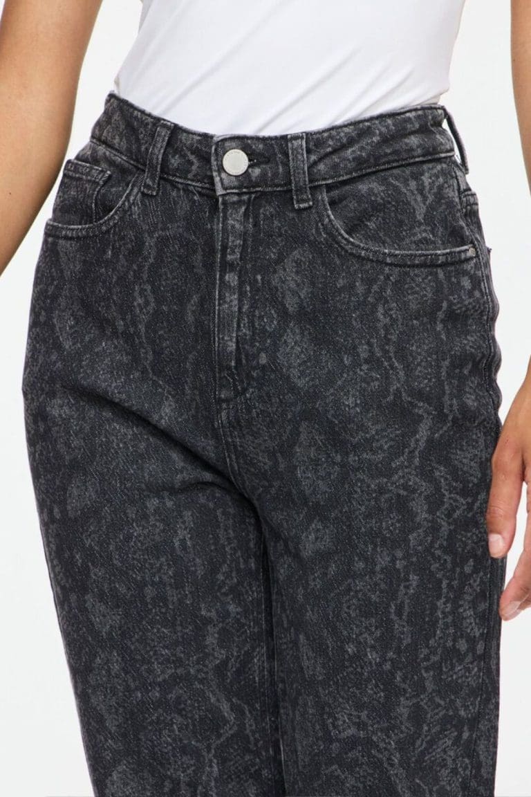 jean vikelly. gris python vila