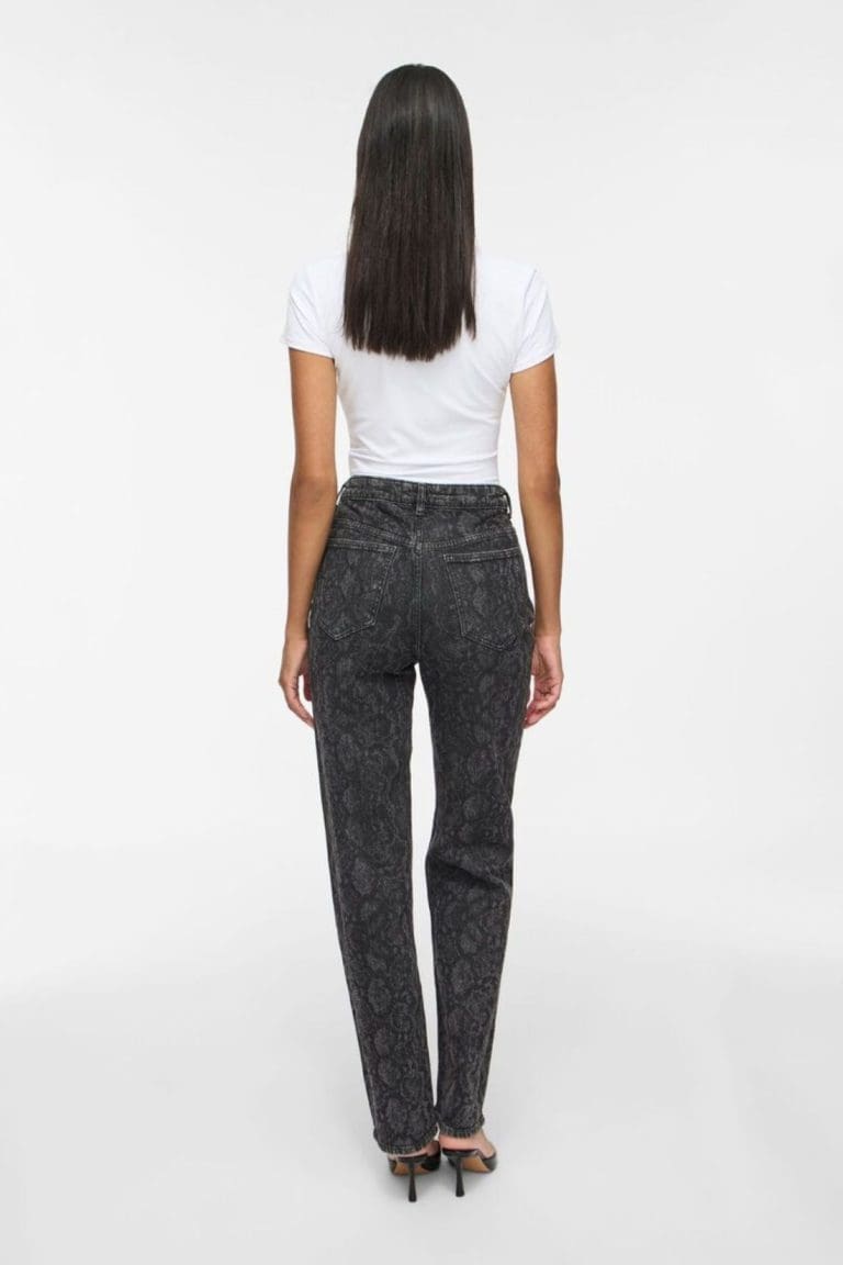 jean vikelly. gris python vila